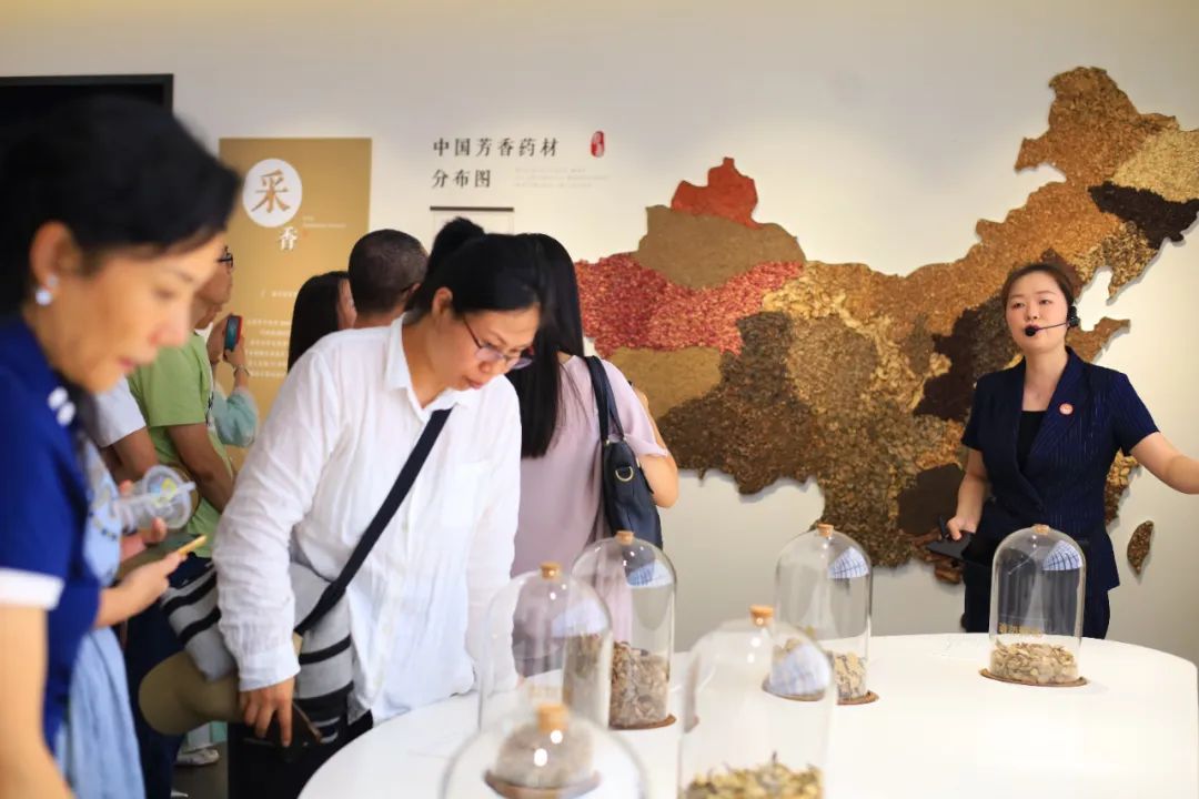 集团展会现场,合作伙伴在展位交流