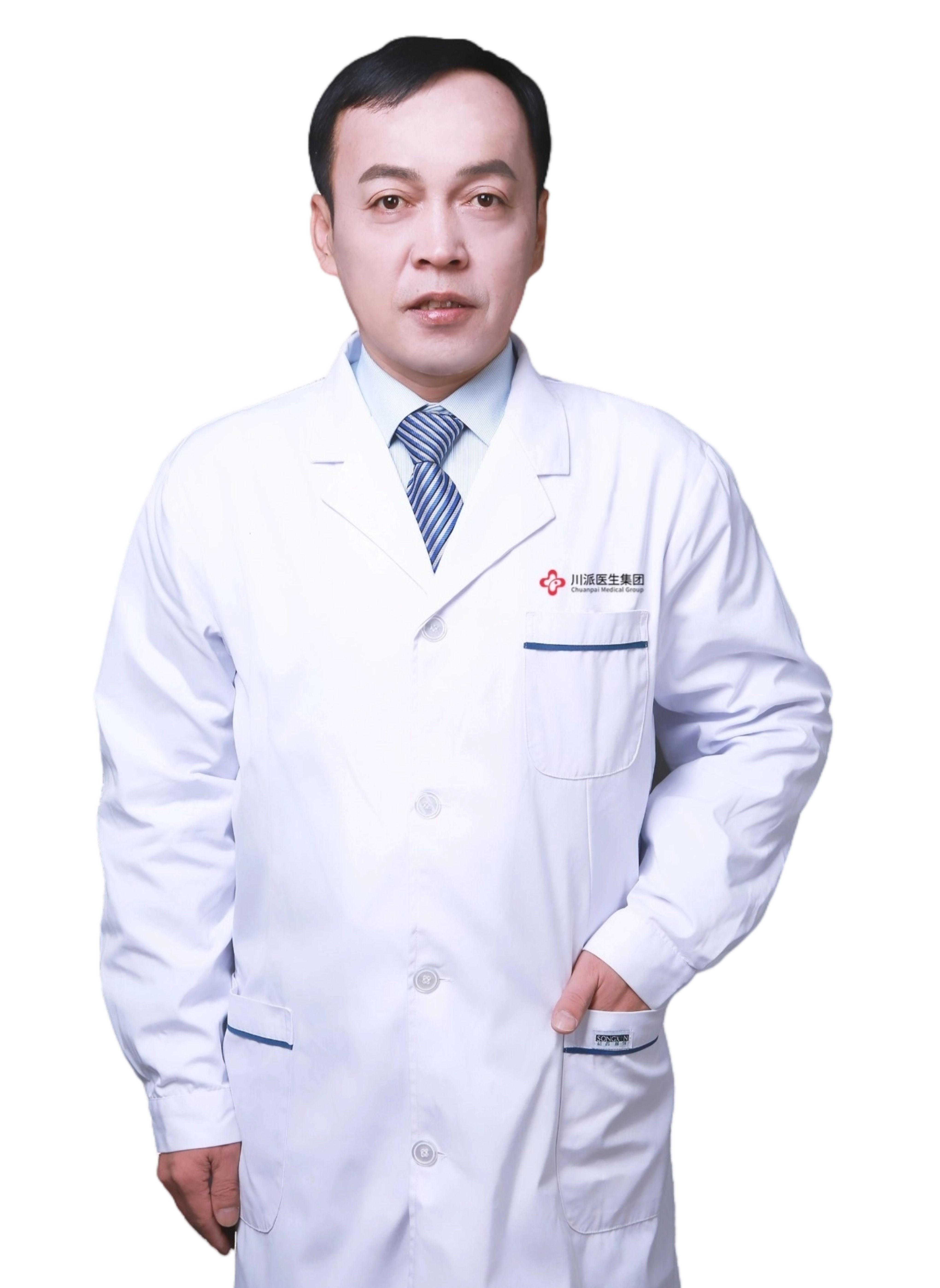 王春宝 医生职业照,白大褂左胸绣有川派医生集团标识
